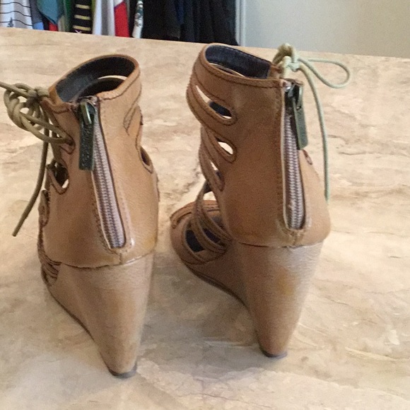 Size 7 wedge gladiator style - Picture 2 of 3